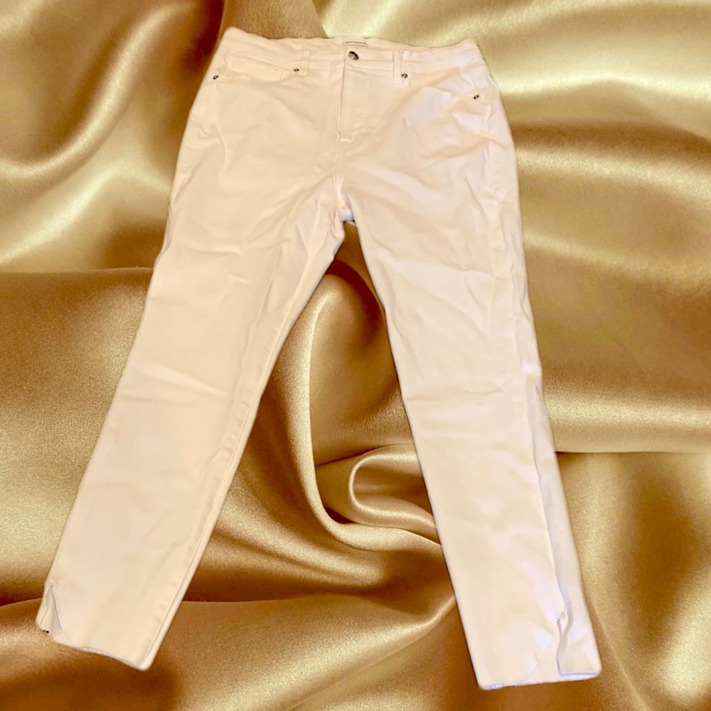 GOOD AMERICAN white raw hem good legs jeans